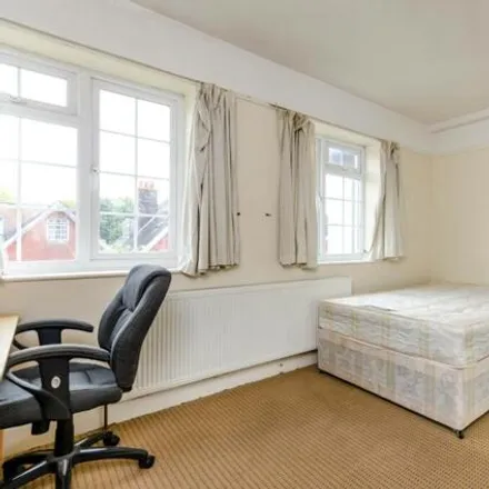 Image 5 - Beechcroft Court, Barnet, London, Nw11 - Apartment for rent