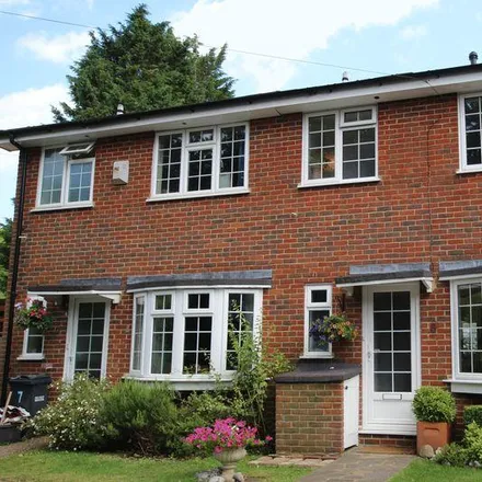 Image 1 - Outwood Lane, Chipstead, CR5 3NP, United Kingdom - Townhouse for rent