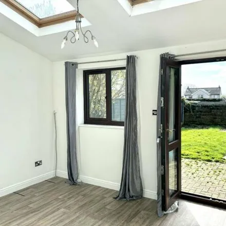 Image 2 - Sherwood Close, Little Gomersal, BD19 4RP, United Kingdom - Townhouse for sale