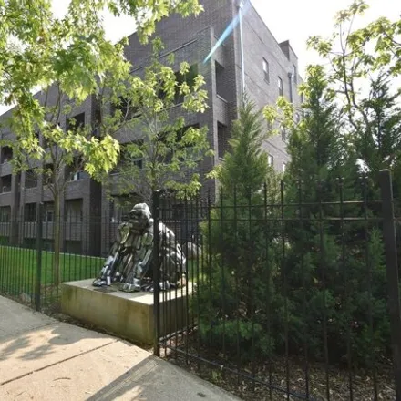 Rent this 3 bed apartment on 4520 North Beacon Street in Chicago, IL 60640