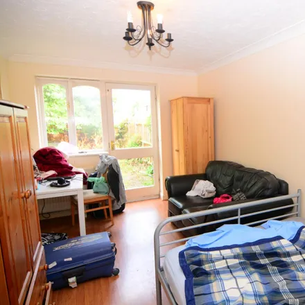 Rent this 5 bed room on 159 Telegraph Place in London, E14 9XB