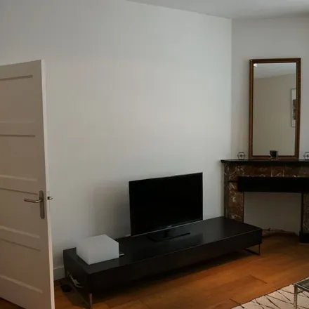 Rent this 3 bed apartment on Roerstraat 38 in 1078 LP Amsterdam, Netherlands