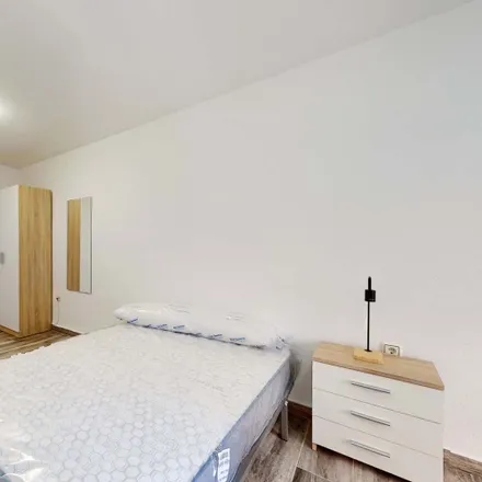 Rent this 4 bed room on Carrer del Mestre Manfredo Monforte in 46470 Catarroja, Spain