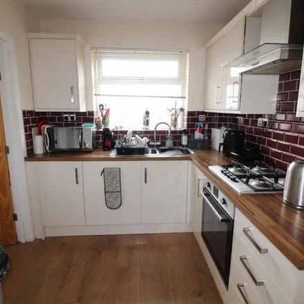 Image 2 - Standale Crescent, Pudsey, LS28 7JQ, United Kingdom - Townhouse for rent