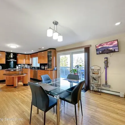 Image 8 - 7 Weaver Street, New York, NY 10312, USA - House for sale