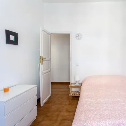 Rent this 4 bed room on Carrer de Quart in 113, 46008 Valencia