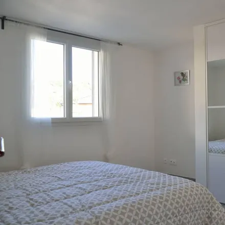 Rent this 4 bed house on 07200 Saint-Sernin
