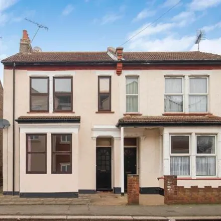 Buy this 3 bed duplex on Guildford Road in Southend-on-Sea, SS2 5AR