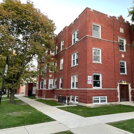 Rent this 2 bed apartment on 3621 West Roscoe