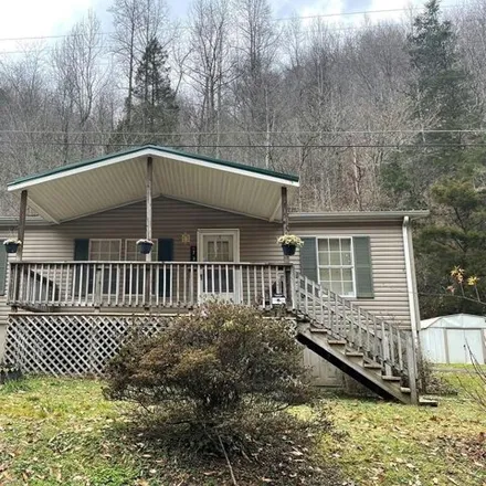 Buy this studio apartment on 748 Right Fork Island Creek Road in Little Dixie, Pike County