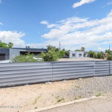 Rent this 3 bed house on 452 West Utah Street in Tucson, AZ 85706