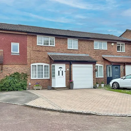 Buy this 3 bed townhouse on Trent Close in Wokingham, RG41 3TY