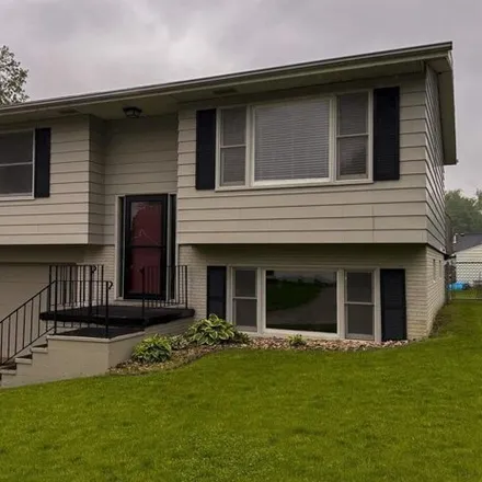Buy this 3 bed house on 1646 Southview Drive Northwest in Cedar Rapids, IA 52405