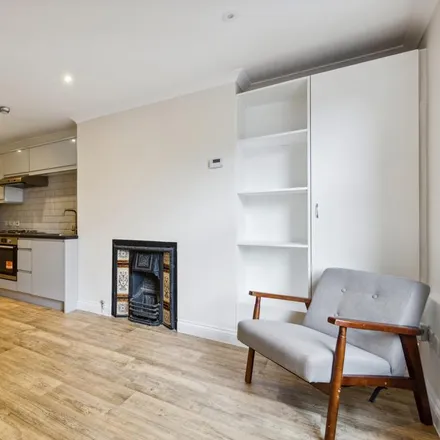 Rent this studio apartment on 75 Goldhawk Road in London, W12 8DB