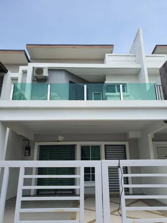 Rent this 4 bed apartment on unnamed road in Bandar Seri Sendayan, 71950 Seremban