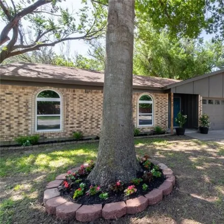 Buy this 3 bed house on 655 Lynnewood Avenue in Burleson, TX 76028