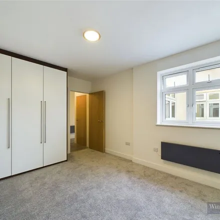 Image 3 - Oak Road, Leatherhead, KT22 7UU, United Kingdom - Apartment for rent