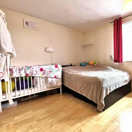 Image 6 - Holy Cross Catholic Primary School, Cample Lane, South Ockendon, RM15 5RP, United Kingdom - Apartment for sale
