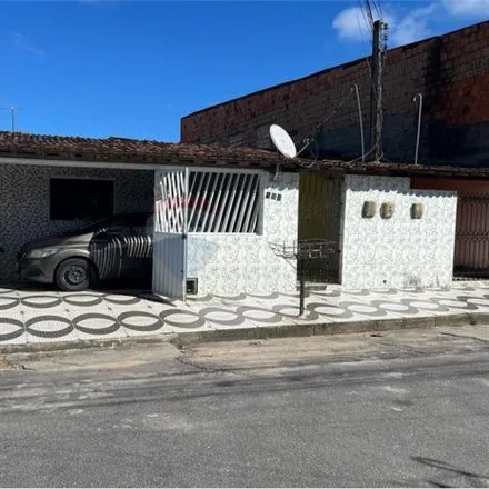 Buy this 6 bed house on Rua Doutor Luiz R. Toledo in Benedito Bentes, Maceió - AL