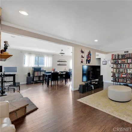 Image 8 - 16123 Tupper Street, Los Angeles, CA 91343, USA - House for sale