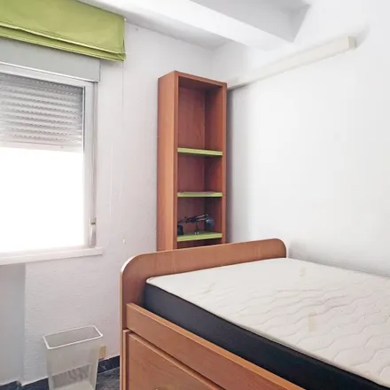 Rent this 3 bed room on Basic-Fit in Calle de Luisa Muñoz, 28019 Madrid