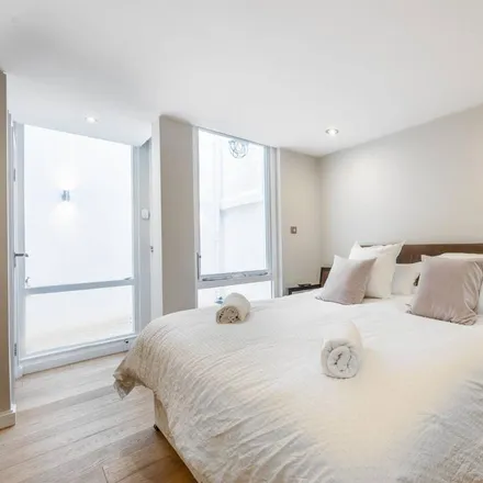 Image 5 - 26 Royal Crescent Mews, London, W11 4SY, United Kingdom - House for rent