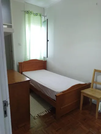 Rent this 7 bed room on Rua do Bom Sucesso 217 in 221, 223