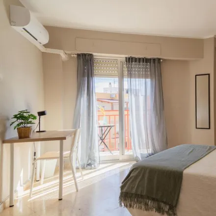 Rent this 5 bed room on Carrer d'Emili Baró in 45, 46020 Valencia