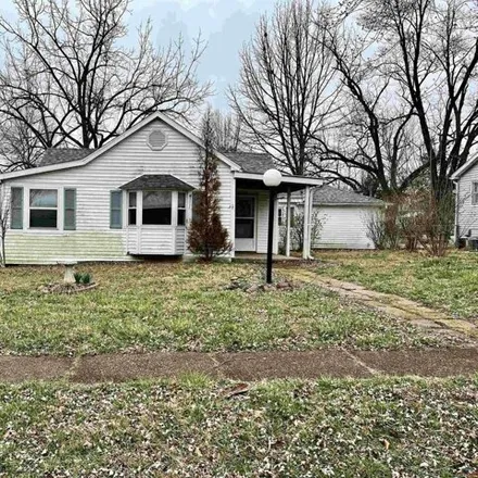 Buy this 2 bed house on 770 East 18th Street in Sedalia, MO 65301