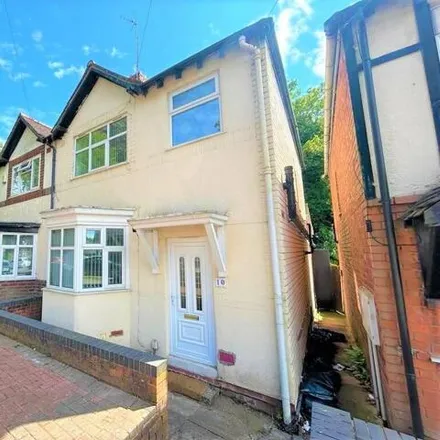 Rent this 4 bed duplex on Woodleigh Avenue in Metchley, B17 0NL