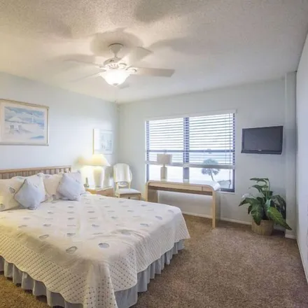 Rent this 3 bed condo on Siesta Key in FL, 34242