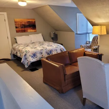 Rent this 3 bed apartment on Cedar Rapids