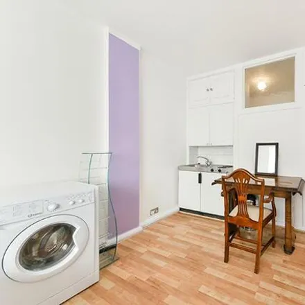 Image 4 - Russell Court, Woburn Place, London, WC1H 0LH, United Kingdom - Loft for rent