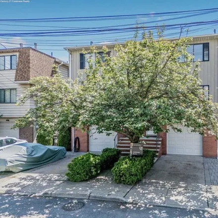 Buy this 3 bed house on Mehmet Ali ev in 5 Manhattan Place, Cliffside Park