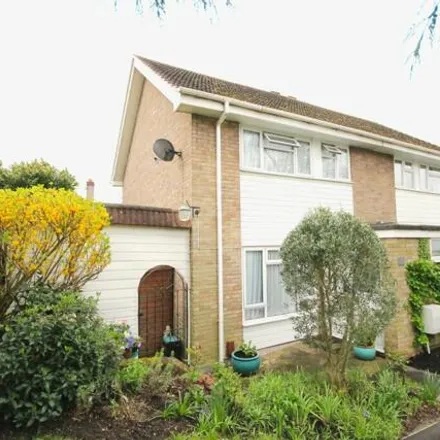 Buy this 2 bed house on The Heights in London, BR3 5BZ