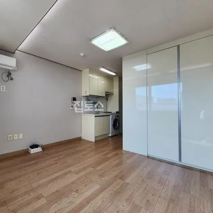 Rent this studio apartment on 서울특별시 도봉구 쌍문동 81-52