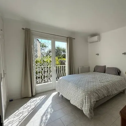 Rent this 3 bed house on Mandelieu-la-Napoule in Rue du Vieux Puits, 06210 Mandelieu-la-Napoule