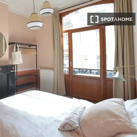 Rent this 5 bed room on Avenue Georges Henri - Georges Henrilaan 401 in 1200 Woluwe-Saint-Lambert - Sint-Lambrechts-Woluwe, Belgium