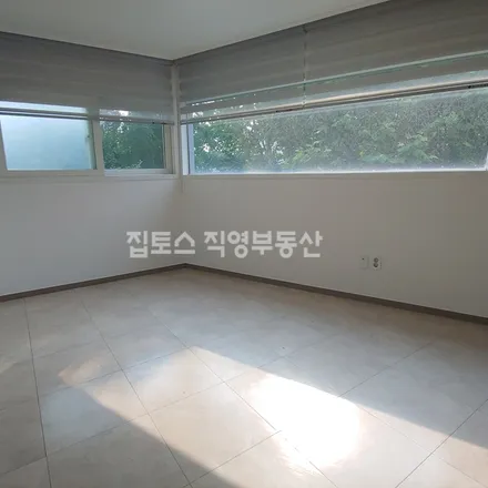 Rent this studio apartment on 서울특별시 서초구 잠원동 7-8