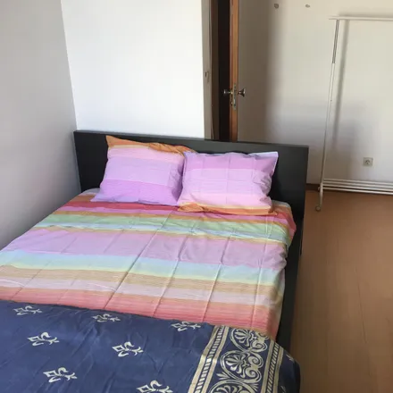 Rent this 5 bed room on Centro Saúde Paranhos in Rua do Vale Formoso, 4200-514 Porto