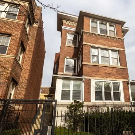 Rent this 3 bed condo on 918 North Broadway in Chicago, IL 60613