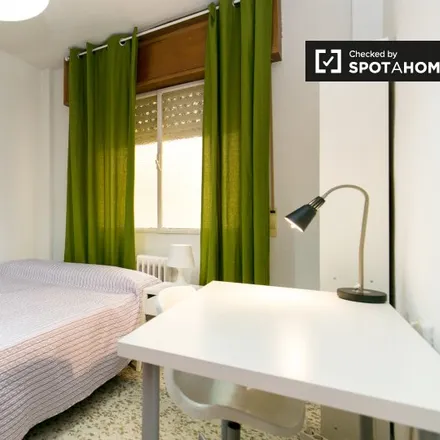 Rent this 5 bed room on Alain Afflelou in Calle Infanta Beatriz, 18002 Granada