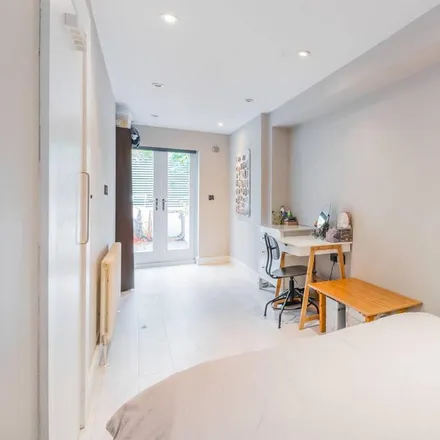 Rent this 2 bed apartment on 10 North Hill Avenue in London, N6 4RJ