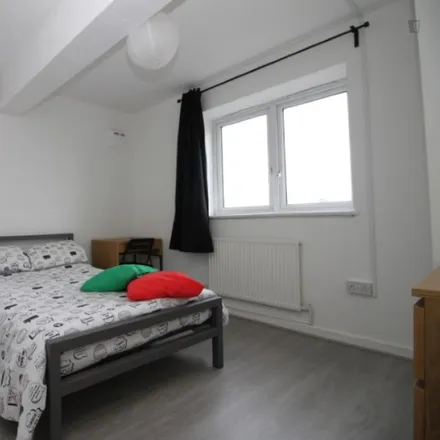 Rent this 5 bed room on Bredel House in St Paul's Way, Bow Common