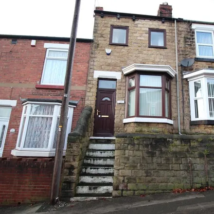 Rent this 3 bed townhouse on Cliffefield Road in Swinton, S64 8PX