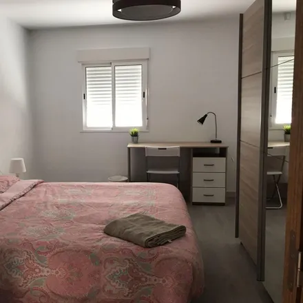 Rent this 5 bed room on Carrer de Peris Mencheta in 31, 46020 Valencia