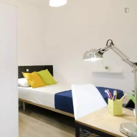 Rent this 5 bed room on Madrid in Calle de Argensola, 3