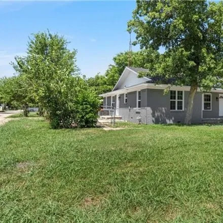 Image 2 - 316 West Prospect Street, Mart, McLennan County, TX 76664, USA - House for sale