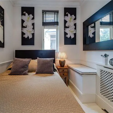 Rent this 3 bed apartment on Frognal in London, NW3 6XD
