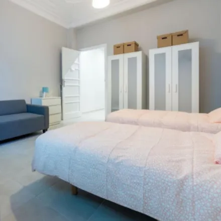 Rent this 5 bed room on Carrer de Sueca in 63, 46006 Valencia